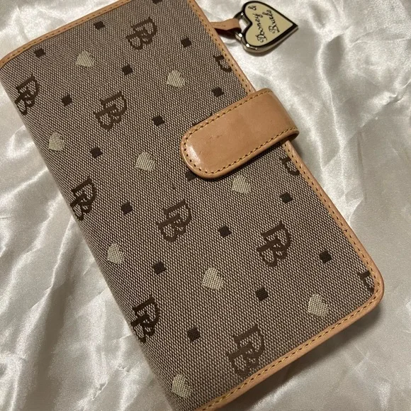Dooney & Bourke large wallet. Brand new, never used. - Picture 1 of 5